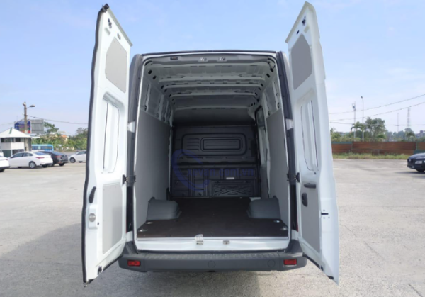 Khoang hàng xe tải van 650kg rộng rãi